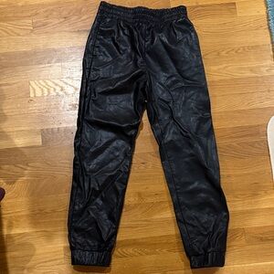 Olivaceous black joggers faux leather - small